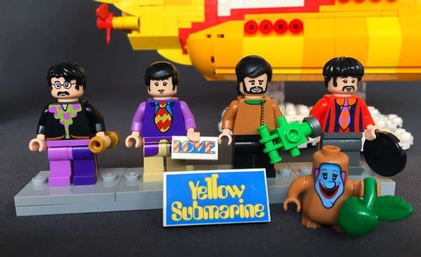 Ide LEGO 21306 Kapal Selam Kuning Beatles