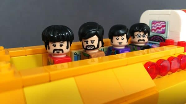 Syniadau LEGO 21306 llong danfor felen y Beatles