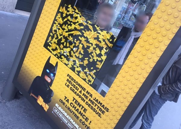 Kiss Kiss Tuxedo Batman dans ton abribus ! Kiss Kiss Tuxedo Batman dans ton abribus !