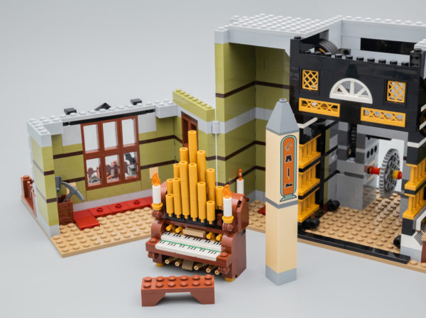 مجموعة LEGO Fairground Collection 10273 Haunted House