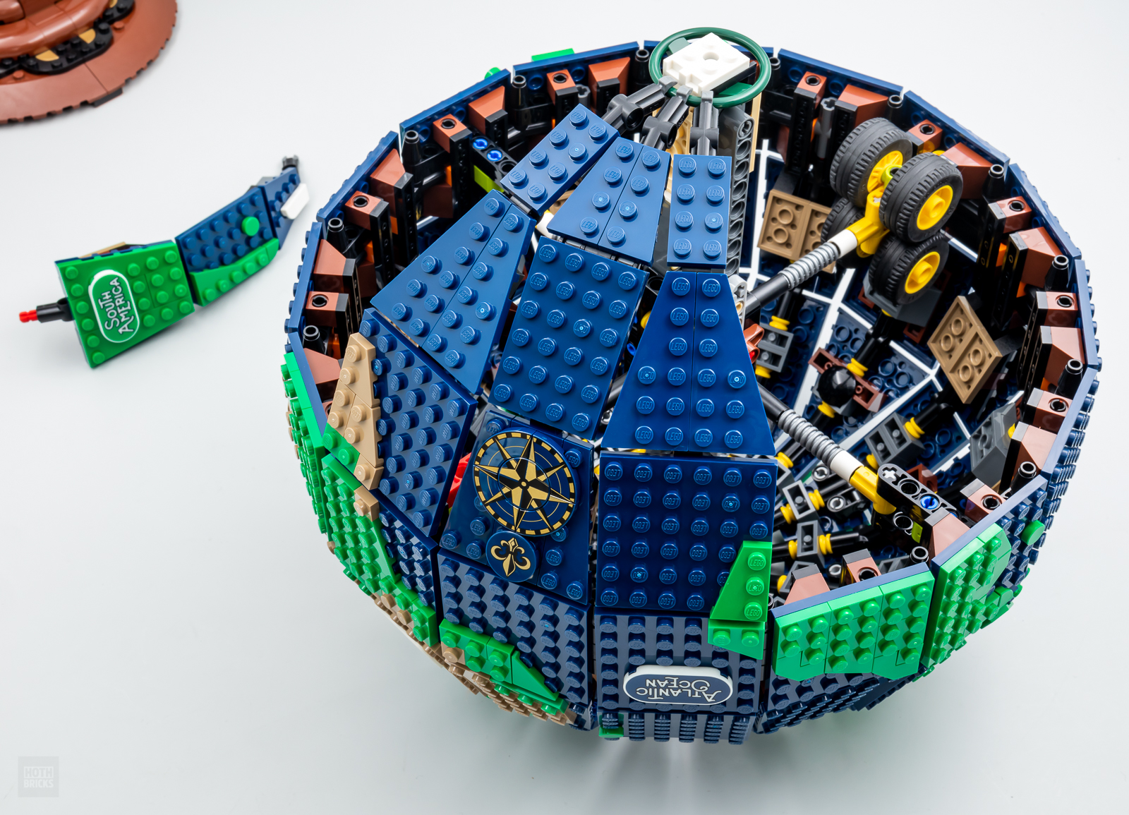▻ Testato rapidamente: LEGO Ideas 21332 The Globe - HOTH BRICKS