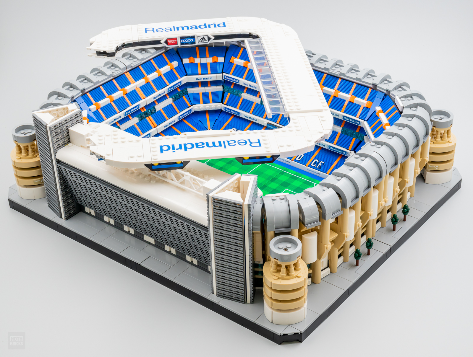 LEGO Real Madrid Santiago Bernabéu Stadium Builds Itself! 