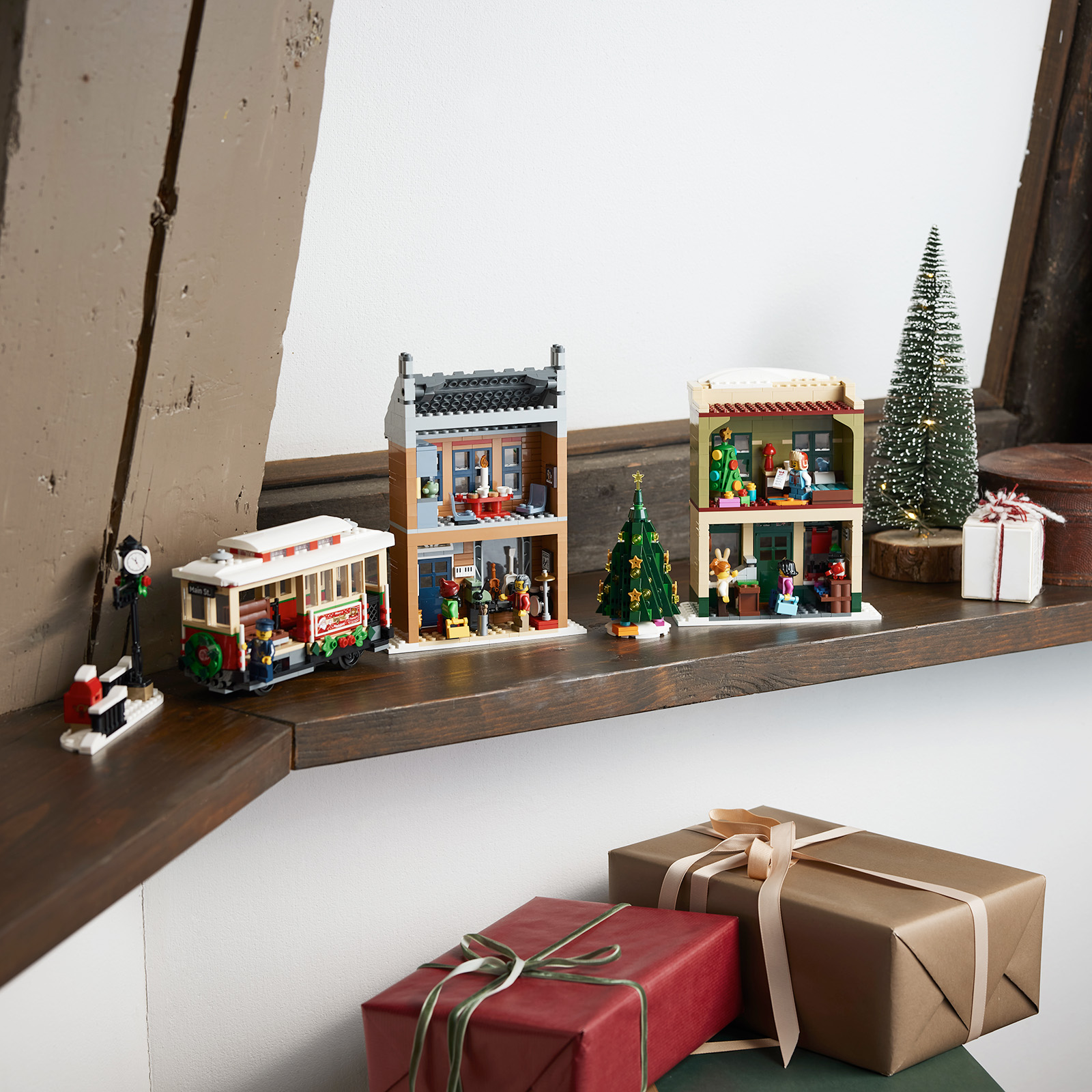 LEGO Winter Village 10308 Holiday Main Street: những điều bạn cần biết