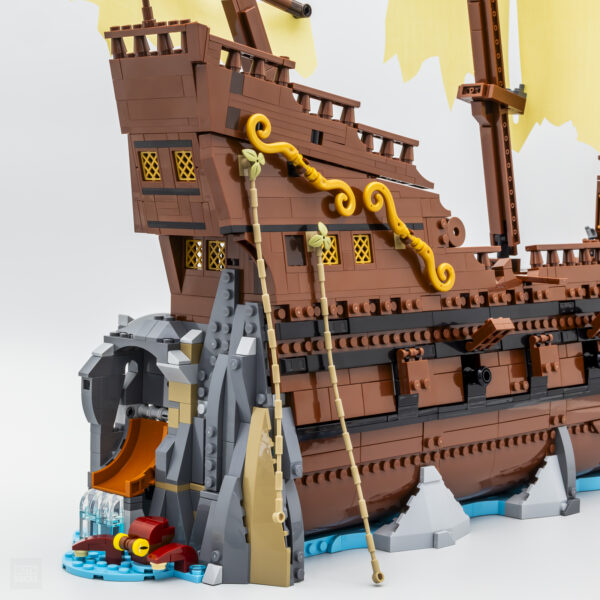 Vaisseau pirate en briques LEGO avec détails colorés et éléments de构, modèle réduit pour la décoration ou la collection, fabriqué par HOTH BRICKS.