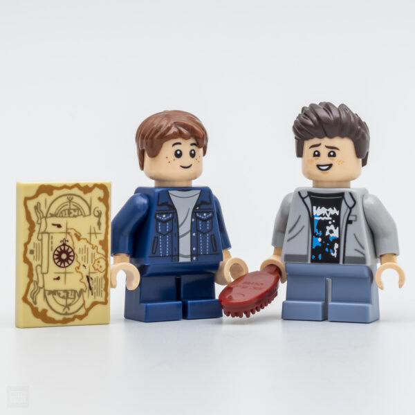 Lego brick figurines de deux jeunes hommes avec carte au trésor et machette, mode aventure, jouets pour enfants, collection Lego mini-figures, scénarios d'aventure.