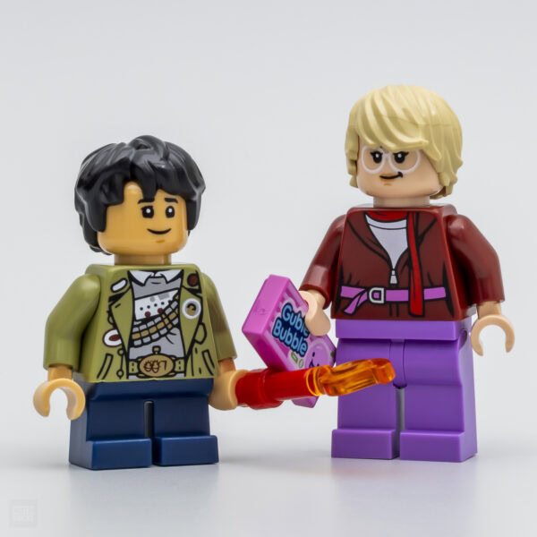 Figurines LEGO inspirées de la série Stranger Things, avec une lampe torche et une boîte de Bubble Gum, représentant les personnages d'Eleven et Lucas, parfaites pour collectionneurs et fans.