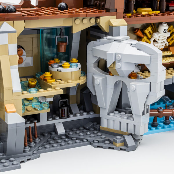 Plateforme de LEGO avec pièce d'éléphant gris et décorations de style médiéval, détails de construction en briques de couleur beige, gris, blanc, avec accessoires de jeu créatifs et figurines, style fantasy et aventure.