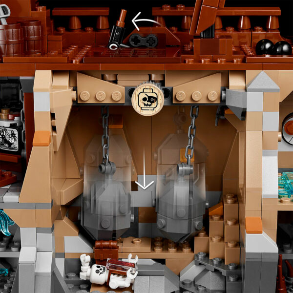 Une image détaillée d'une construction LEGO inspirée de l'univers HOTH BRICKS, mettant en avant des éléments mécaniques et des accessoires de style industriel pour un décor de science-fiction impressionnant.