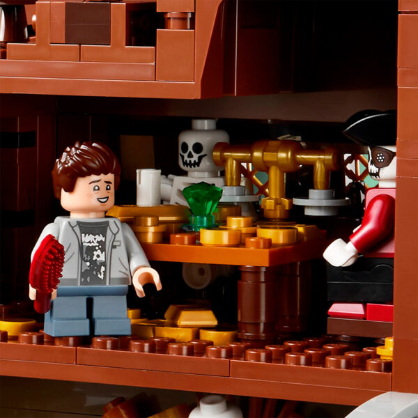 Une scène LEGO avec un personnage souriant tenant une brosse à dents, un squelette, un pirate et un coffre au trésor dans une construction détaillée, illustrant la créativité et l'univers ludique de HOTH BRICKS.