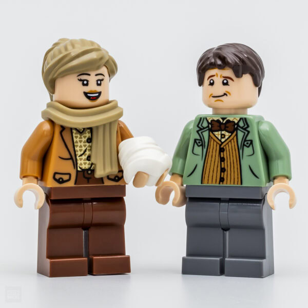 Peluches LEGO représentant deux personnages dans un style rétro, avec accessoires vintage, sur fond blanc, idéal pour collectionneurs et fans de Lego, mise en scène créative et ludique.