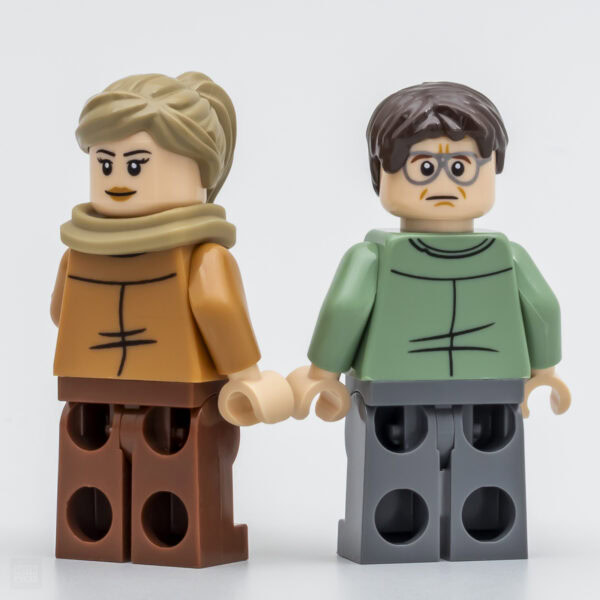 Lego figurines Harry Potter et Hermione Granger sur fond blanc, mettant en valeur des jouets de qualité, parfaits pour collectionneurs et fans de l'univers Harry Potter, disponibles chez HOTH BRICKS.
