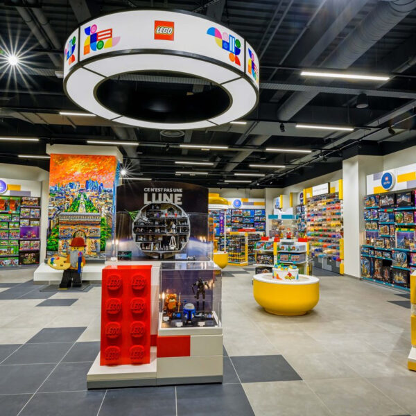 Lego, magasin de jouets lego, espace LEGO, collection de briques LEGO, aménagement intérieur de magasin de jouets, décoration LEGO, produits Lego, présentation produits LEGO, ambiance magasin de jouets, hothbricks, HOTH BRICKS, boutique de jouets éducatifs, Lego display, magasin de jouets pour enfants, univers LEGO, créativité avec LEGO.