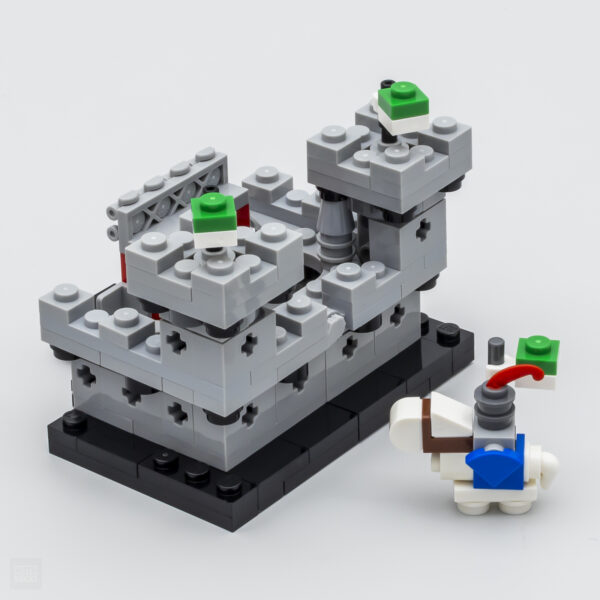 Miniature modèle de construction LEGO avec détails gris et accents colorés, parfait pour jeux créatifs et collection.