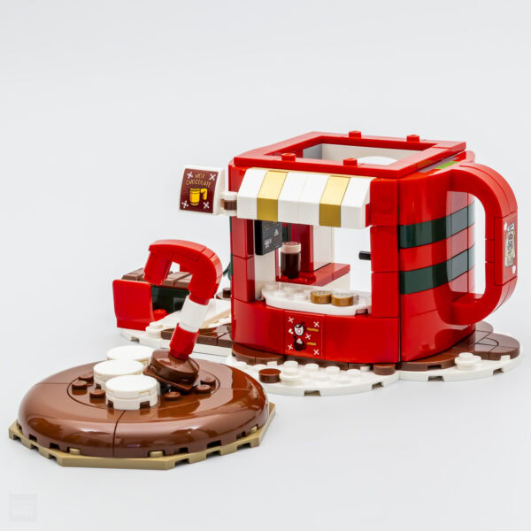 Miniature de gobelet de chocolat chaud LEGO pour décoration de Noël ou kits de construction, idéal pour créer une ambiance festive et chaleureuse avec des briques LEGO rouges, blancs et marron.