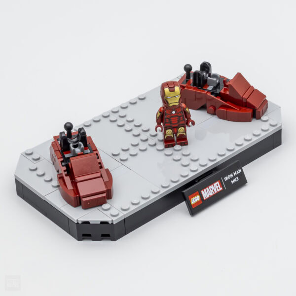 Repose de LEGO Marvel avec figurine Iron Man et éléments de construction détaillés, parfait pour collectionneurs et fans de super-héros.