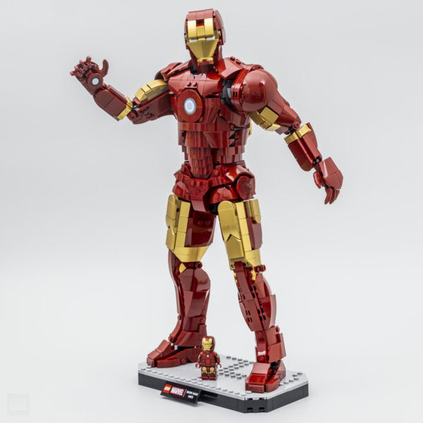 Statue LEGO Iron Man grandeur impressionnante, construite avec des briques LEGO rouges et dorées. Détails précis, figurines miniatures incluses, idéale pour collectionneurs et fans Marvel.