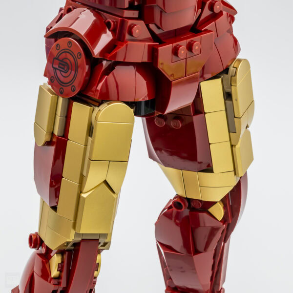 ALT : Détails de la construction LEGO d'Iron Man, comprenant des pièces rouges et or, avec un focus sur la robotique et le design de personnages Marvel en briques.