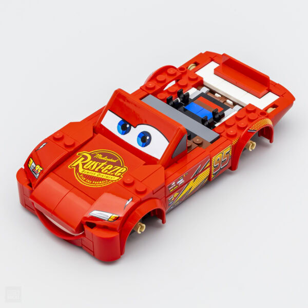 Véhicule de course LEGO style Cars avec personnages Pixar, décorations et détails réalistes, parfait pour les fans de LEGO et de voitures de course, disponible chez Hot Bricks.