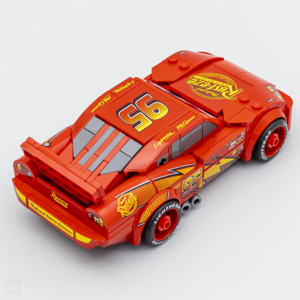 Véhicule de course LEGO Cars, édition Lightning McQueen avec design détaillé et stickers colorés.