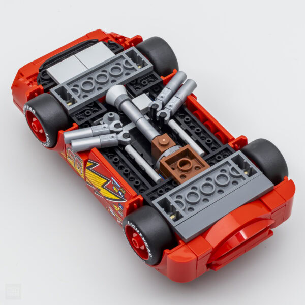 Tesla voiture de course Lego rouge avec moteur ouvert, composants détaillés, construite avec des briques Lego, pour passionnés de voitures et de construction Lego.