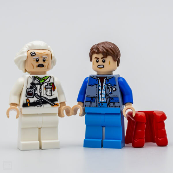 Émotionnel, figurines LEGO de deux personnages avec accessoires, représentant une scène dramatique ou de sauvetage, idéales pour les collections ou les jeux de construction.