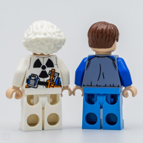 "Figurines LEGO personnalisées avec thèmes de science et aventure.".
