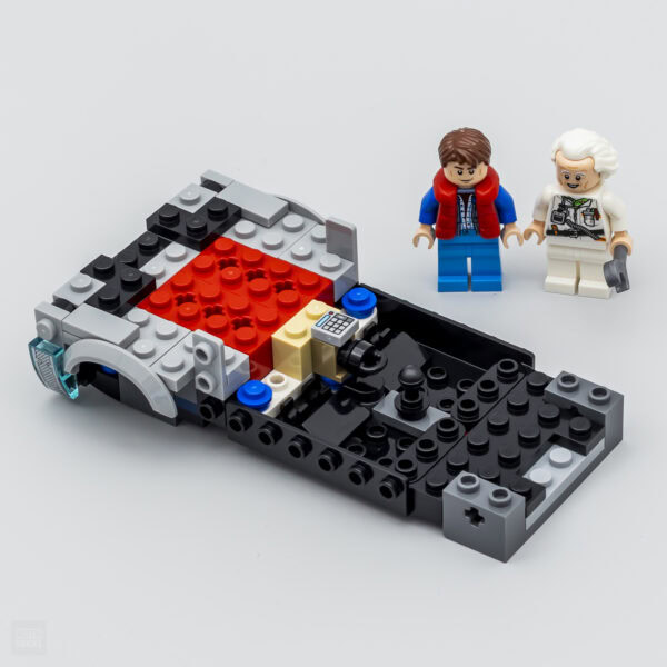 Plaque de construction LEGO avec personnages de science-fiction, figurines détaillées et accessoires pour créer des scènes de science-fiction ou de voitures de course, parfait pour les amateurs de LEGO.