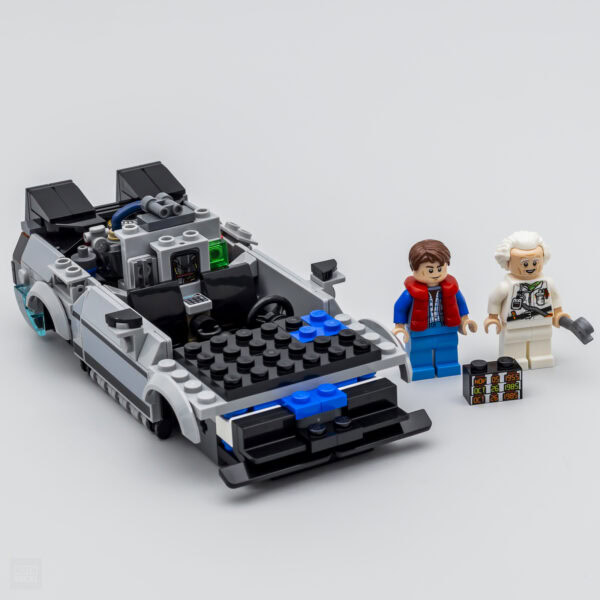 Véhicule de course LEGO Back to the Future avec doc brown et Marty McFly, set de construction LEGO collectible, jouet de film culte, set de voitures de science-fiction pour fans, pièces LEGO pour créer un modèle détaillé, accessoires de film pour LEGO, collection de véhicules emblématiques.