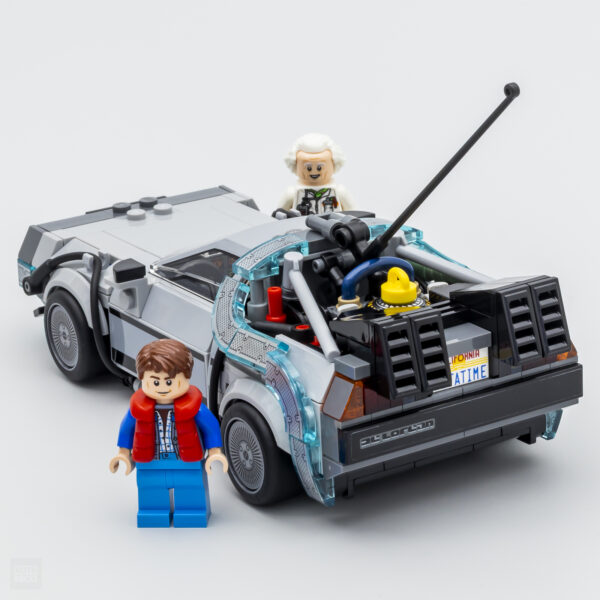 Lego DeLorean Retour vers le Futur avec figurines Doc et Marty, modèle LEGO rétro, parfait pour collectionneurs et fans de films cultes, accessoires détaillés et design authentique.