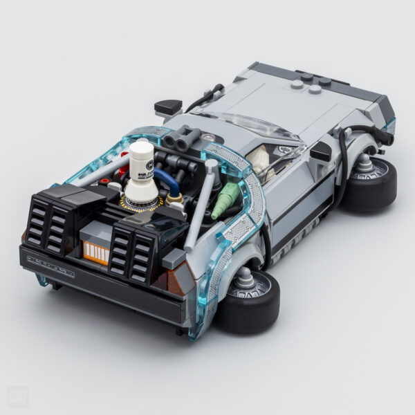 LETTRE, voiture de course LEGO Technic avec détails en plastique transparent, éléments mécaniques visibles, finitions modernes, idéal pour les passionnés de modélisme et de voitures de course.