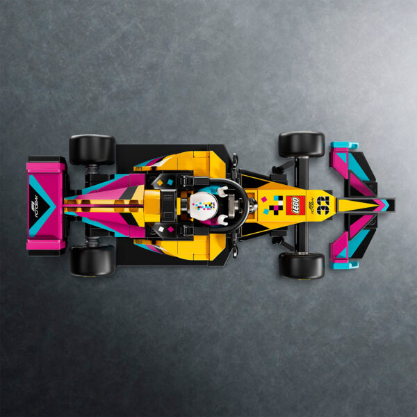 LEGO F1 Formule 1 Rose et Jaune, voiture de course LEGO avec pilote Minifigure, modèle de haute performance, parfait pour collectionneurs et fans de sports automobile, utilisant des briques de construction LEGO.