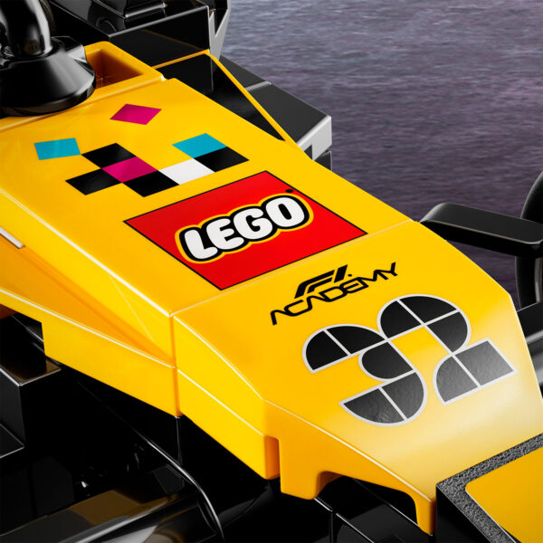 LEGO Formule 1 de course, détails du casque de pilote, emblématique logo LEGO et sponsors, construction en briques, style réaliste et collectible, parfait pour les passionnés de LEGO et de sport automobile.