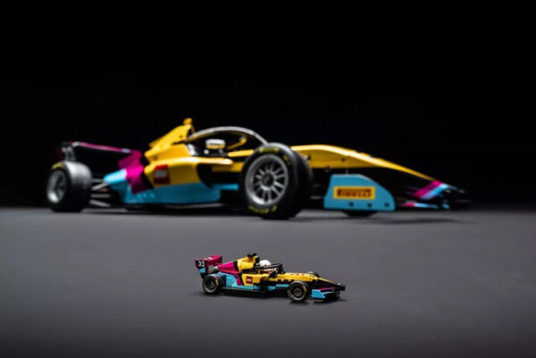 Voiture de course en LEGO colorée avec pneus Pirelli, modèle à l'échelle, haute précision, conception de briques LEGO, idéal pour collectionneurs et amateurs de voitures miniatures.
