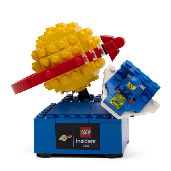 Réalisation LEGO avec fusée et planète, set LEGO Insiders 2025, modèle coloré et ludique, idéal pour collectionneurs et amateurs de briques LEGO, représentant une scène spatiale.