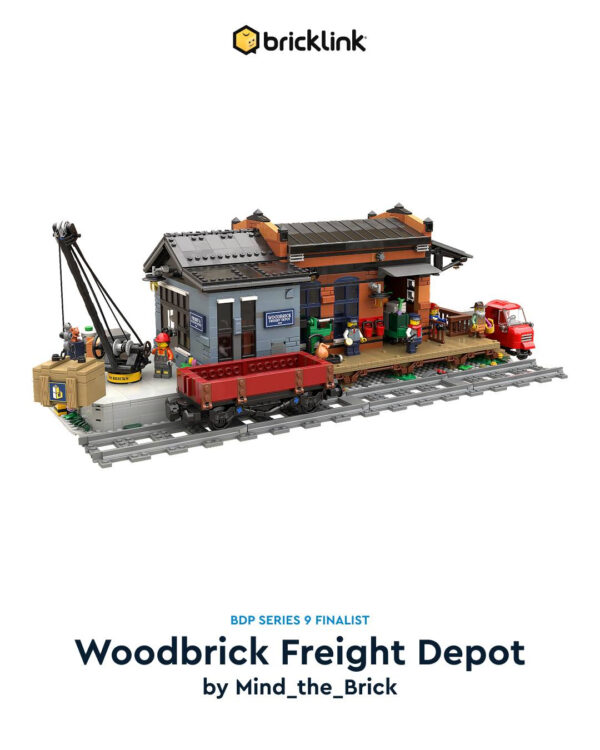 Une scène de gare de fret en briques LEGO, comprenant un bâtiment, un train de marchandises et des figurines de travailleurs, idéale pour les fans de train et de construction LEGO.