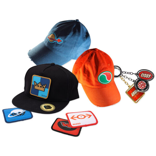 Casquettes LEGO colorées avec logos emblématiques, badges et porte-clés. Parfaits pour ajouter une touche ludique à votre look, idéaux pour les collectionneurs et amateurs de la marque LEGO.