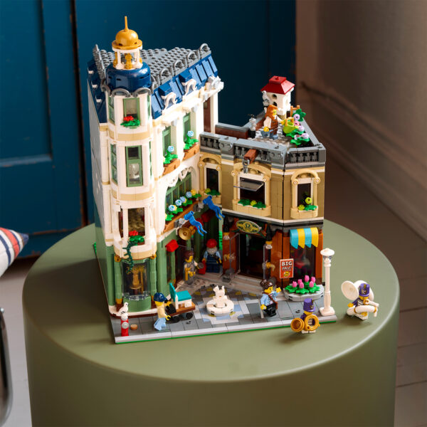 Nouveauté LEGO ICONS 2026 : le Modular 11371 Shopping Street est en ligne sur le Shop